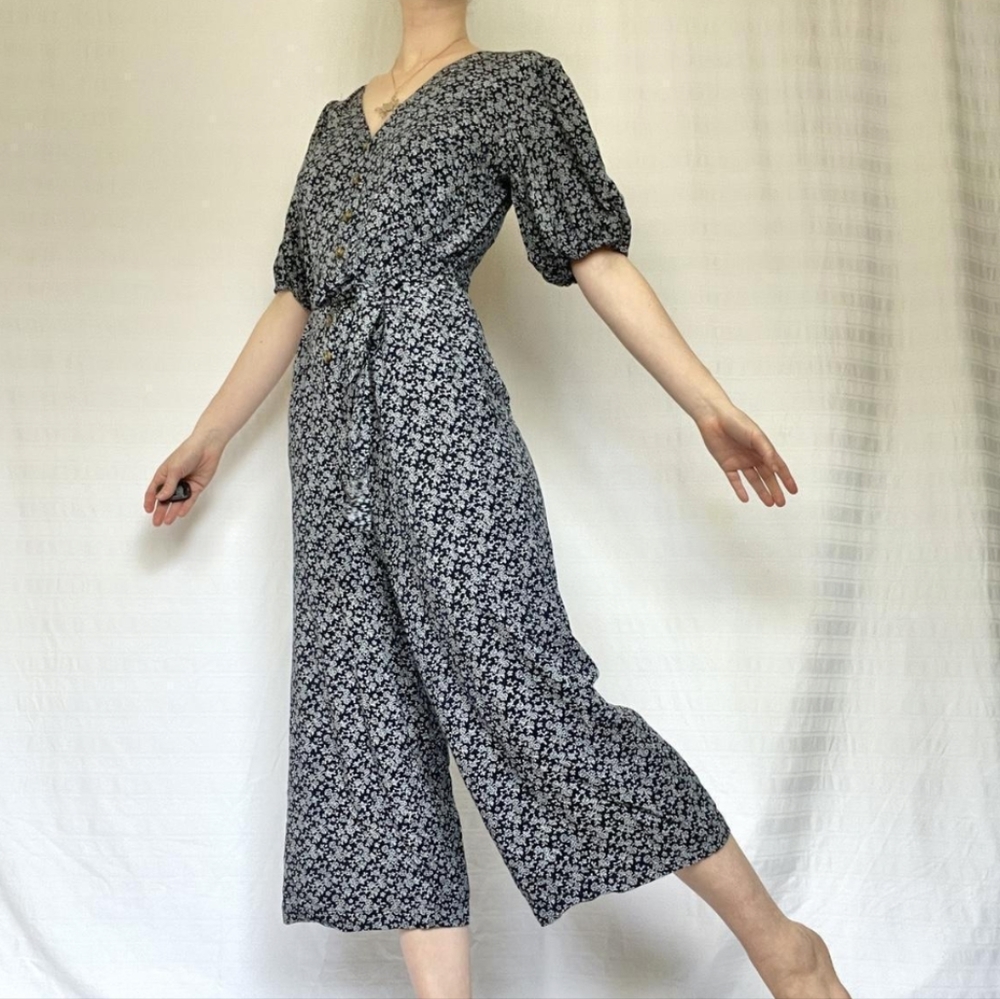 UNIVERSAL THREAD women's v-neck button front belted navy floral jumpsuit